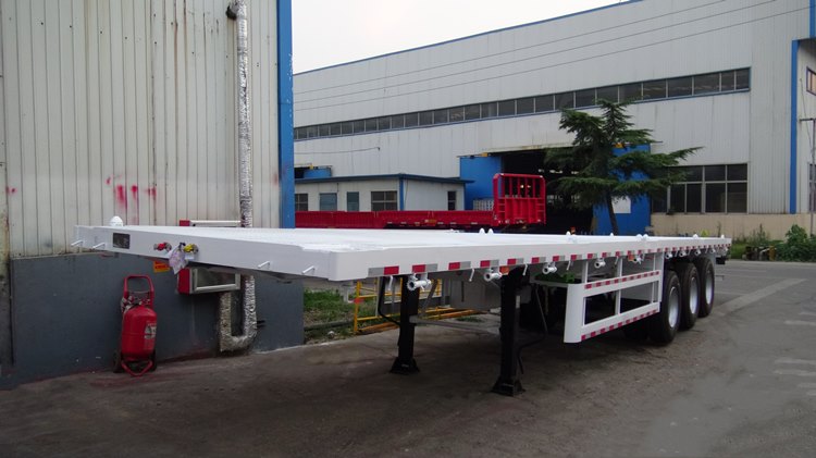 Tri Axle Flatbed Semi Trailer for Sale in Senegal-Flatbed Driving Operation