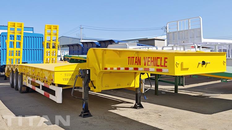 Tri Axle Lowbed Trailer Truck for Sale in Algeria