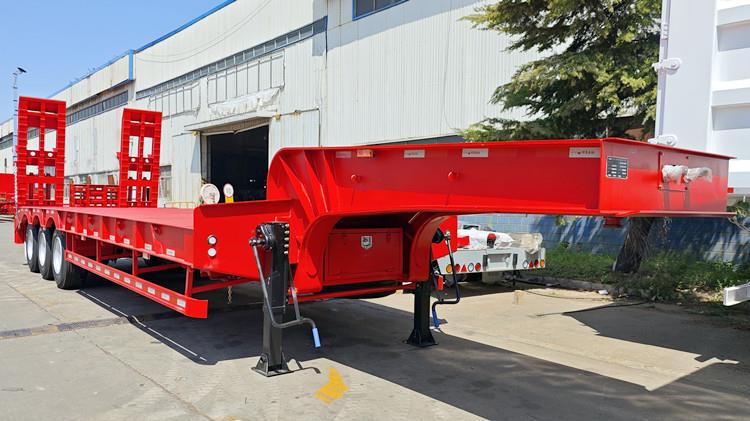CIMC Tri Axle Lowbed Trailer Truck for Sale in Madagascar