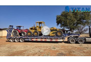 TITAN 3 Axle Lowbed Trailer Transporting Cat 140GC Motor Grader